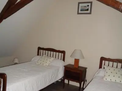 Un ou plusieurs lits dans un hébergement de l'établissement Maison tourangelle restaurée, 3 chambres, jardin clos, village viticole, proche loisirs et équipements bébé - FR-1-381-236
