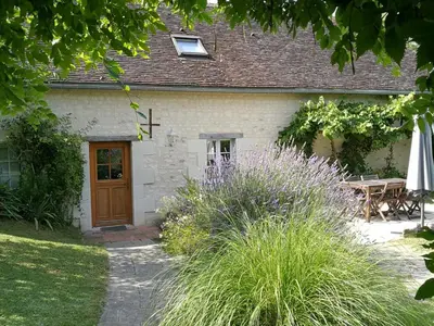 Jardin de l'établissement Gîte authentique à Brizay avec jardin privé et piscine - FR-1-381-238