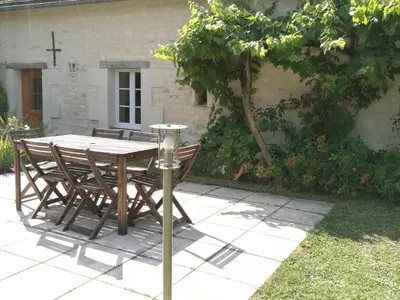 Jardin de l'établissement Gîte authentique à Brizay avec jardin privé et piscine - FR-1-381-238