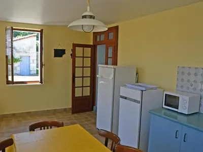 Cuisine ou kitchenette dans l'établissement Charmante maison en Touraine avec jardin et WIFI - FR-1-381-288