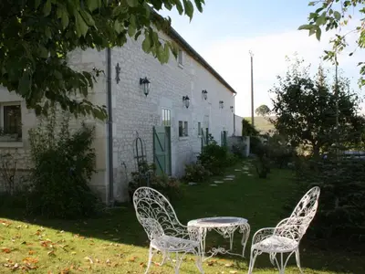 Jardin de l'établissement Gîte de charme avec piscine et sauna en Touraine, proche Châteaux de la Loire et Futuroscope - FR-1-381-323
