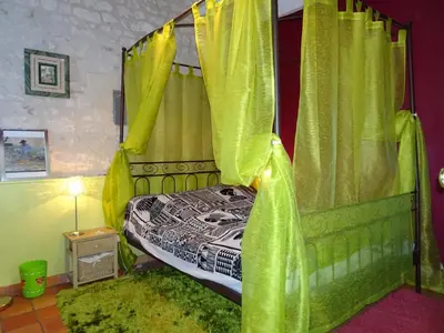 Un ou plusieurs lits dans un hébergement de l'établissement Gîte de charme avec piscine et sauna en Touraine, proche Châteaux de la Loire et Futuroscope - FR-1-381-323