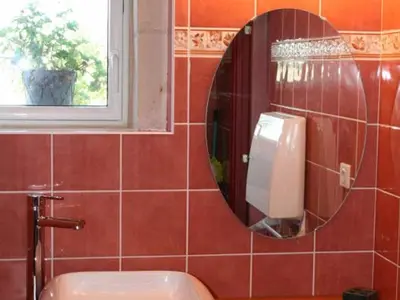 Salle de bains dans l'établissement Gîte de charme avec piscine et sauna en Touraine, proche Châteaux de la Loire et Futuroscope - FR-1-381-323