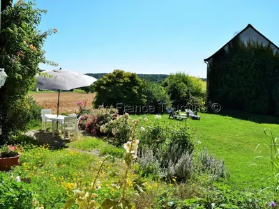 Jardin de l'établissement Charmante maison restaurée avec jardin, fibre optique et tout inclus, proche village pittoresque - FR-1-381-327