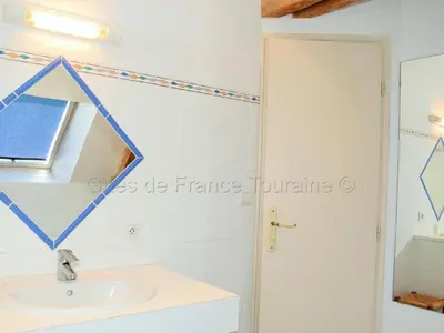 Salle de bains dans l'établissement Charmante maison restaurée avec jardin, fibre optique et tout inclus, proche village pittoresque - FR-1-381-327