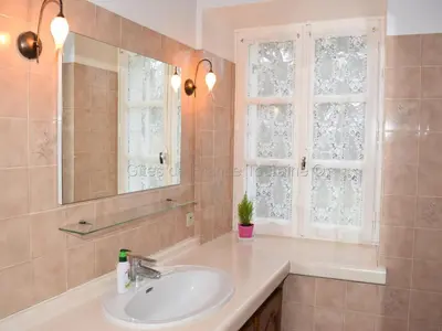 Salle de bains dans l'établissement Maison de caractère avec jardin, climatisation et vélos près d'Amboise - FR-1-381-357