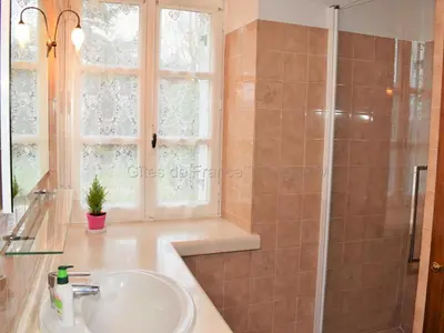 Salle de bains dans l'établissement Maison de caractère avec jardin, climatisation et vélos près d'Amboise - FR-1-381-357
