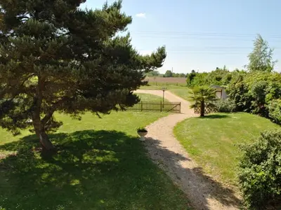 Jardin de l'établissement Gîte spacieux proche Tours, idéal pour familles - FR-1-381-359