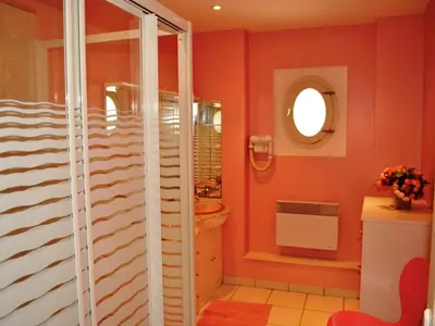 Salle de bains dans l'établissement Gîte spacieux proche Tours, idéal pour familles - FR-1-381-359