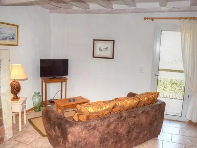 Télévision ou salle de divertissement dans l'établissement Charmant gîte paysan XIXe avec terrasse et jardin bordé par un ruisseau, à 1,5 km d'Azay-le-Rideau - FR-1-381-417