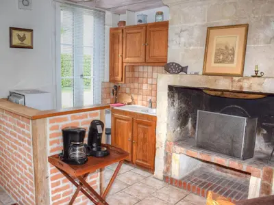 Cuisine ou kitchenette dans l'établissement Charmant gîte paysan XIXe avec terrasse et jardin bordé par un ruisseau, à 1,5 km d'Azay-le-Rideau - FR-1-381-417
