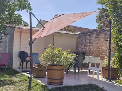 Jardin de l'établissement Gîte Tout Inclus avec Jardin, Proche Richelieu, Idéal Familles, Animaux Acceptés - FR-1-381-434