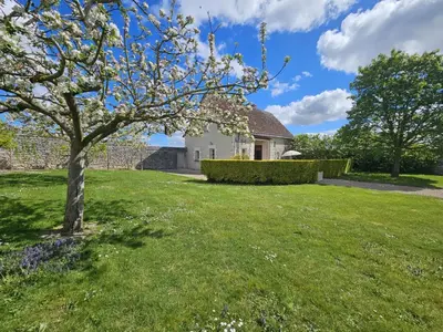 Jardin de l'établissement Maison en campagne avec cheminée et animaux acceptés - FR-1-381-440