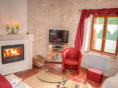 Télévision ou salle de divertissement dans l'établissement Gîte charmant en Touraine avec jardin et WIFI - FR-1-381-444