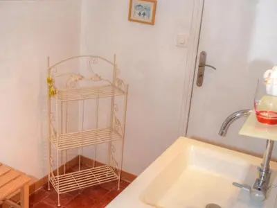 Salle de bains dans l'établissement Gîte charmant en Touraine avec jardin et WIFI - FR-1-381-444