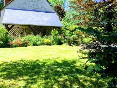 Jardin de l'établissement Maison Authentique avec Parc, Cheminée et Équipements Modernes au Cœur de la Vallée de la Loire - FR-1-381-468