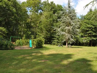 Jardin de l'établissement Gîte confortable avec parc boisé, activités familiales et équipements modernes près de la Loire - FR-1-381-470