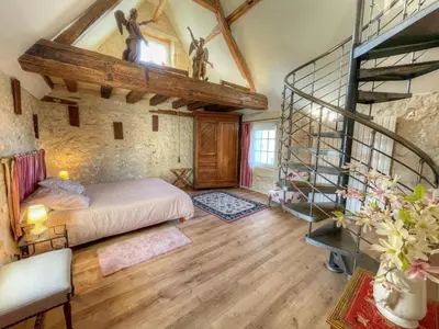 Un ou plusieurs lits dans un hébergement de l'établissement Gîte de charme XVIIe siècle avec jardin clos, balnéo, terrasse panoramique et WIFI près du Château de Villandry - FR-1-381-471