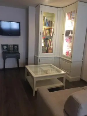 Bibliothèque dans l'appartement