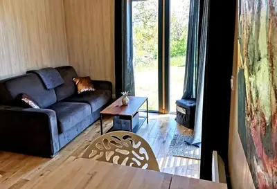 Coin salon dans l'établissement Manège de la Chapinière - DadaLoge tiny-house