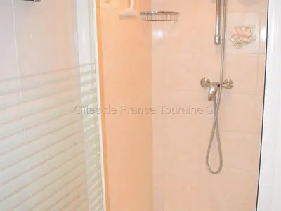 Salle de bains dans l'établissement Gîte 40m² au calme avec cour privée - FR-1-381-24