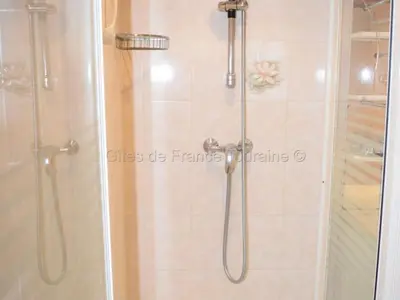 Salle de bains dans l'établissement Gîte 40m² au calme avec cour privée - FR-1-381-24
