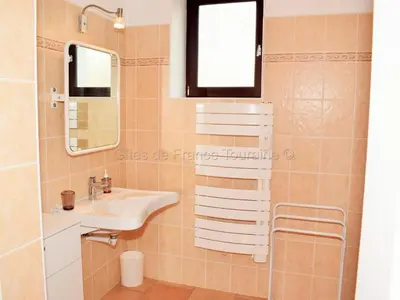 Salle de bains dans l'établissement Gîte familial à Chemillé-sur-Indrois, 7 pers, confort et jardin - FR-1-381-375