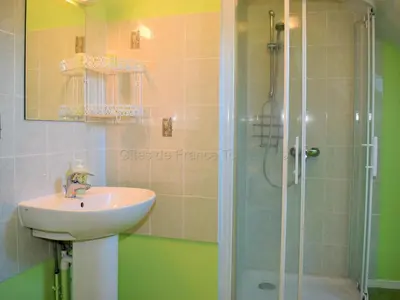 Salle de bains dans l'établissement Gîte familial à Chemillé-sur-Indrois, 7 pers, confort et jardin - FR-1-381-375