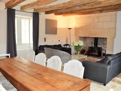 Coin salon dans l'établissement Élégante Demeure 17e avec Spa, Sauna et Authentique Cheminée, proche Châteaux de la Loire - FR-1-381-348