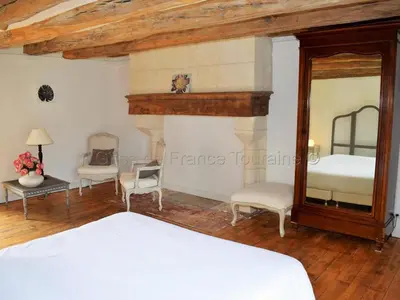 Un ou plusieurs lits dans un hébergement de l'établissement Élégante Demeure 17e avec Spa, Sauna et Authentique Cheminée, proche Châteaux de la Loire - FR-1-381-348