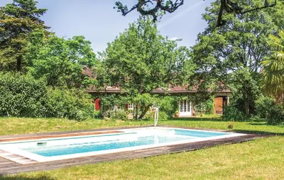 Piscine de l'établissement Cozy Home In Beauchene With Wifi ou située à proximité