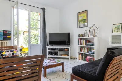 Télévision ou salle de divertissement dans l'établissement Maison 88 m2 le patio du centre ville avec garage