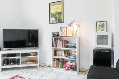 Télévision ou salle de divertissement dans l'établissement Maison 88 m2 le patio du centre ville avec garage
