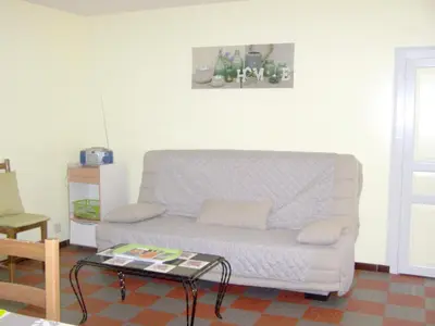 Coin salon dans l'établissement Maison accueillante à La Chapelle-aux-Choux avec jardin spacieux 70 m²