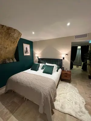 Un ou plusieurs lits dans un hébergement de l'établissement Hôtel-Restaurant-Chambre Insolite Spa - Le XII de Luynes