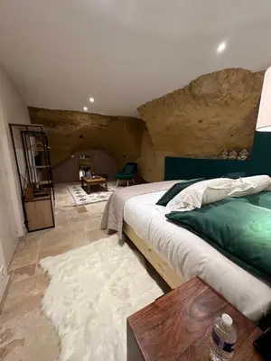 Un ou plusieurs lits dans un hébergement de l'établissement Hôtel-Restaurant-Chambre Insolite Spa - Le XII de Luynes