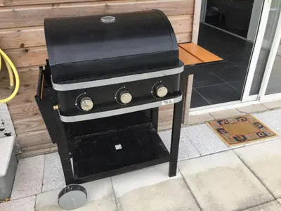 Barbecue disponible mis à disposition des clients de la maison de vacances