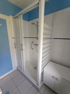 Salle de bains dans l'établissement Descartes
