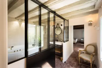 Salle de bains dans l'établissement La Vie Voyage