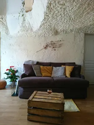 Coin salon dans l'établissement Les Gîtes des Châteaux, gîtes troglodytiques