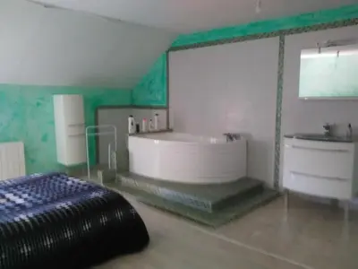Un ou plusieurs lits dans un hébergement de l'établissement maison de loire