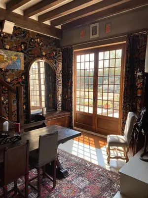 Coin salon dans l'établissement Maison des Arts Francueil