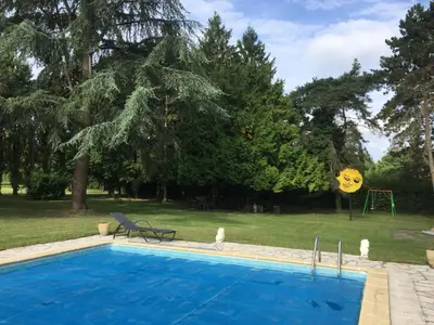 Piscine de l'établissement Maison des Arts Francueil ou située à proximité