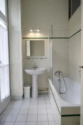 Salle de bains dans l'établissement L'intemporel, gîte de charme pour 4 à 5 personnes