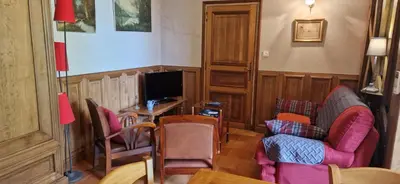Coin salon dans l'établissement Le Grand Gite De La Promenade