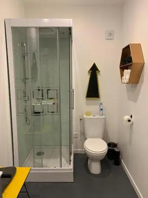 Salle de bains dans l'établissement L'Atelier