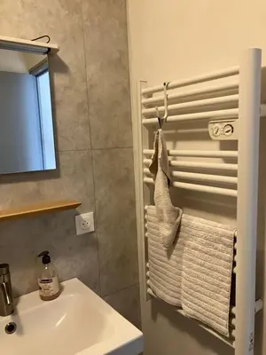 Salle de bains dans l'établissement Le Petit Lecoy