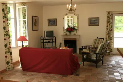 Télévision ou salle de divertissement dans l'établissement Gîte du Moulin de Montrésor