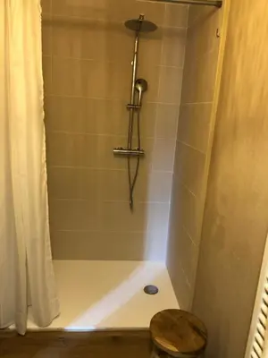 Salle de bains dans l'établissement Logis Hôtels Troglododo