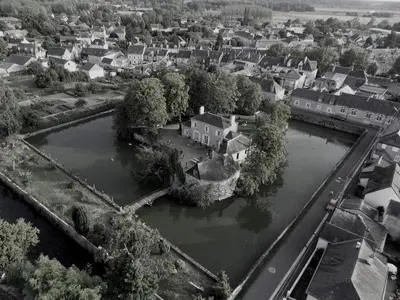 Vue panoramique sur l'établissement Les Douves